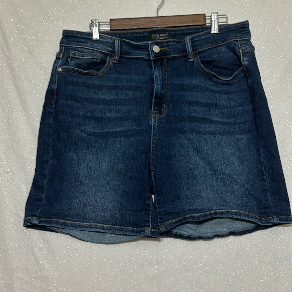 Judy Blue Hi-Rise Mid-length Beach Days Shorts. NOT CUTOFF. Size 2X (18w)
